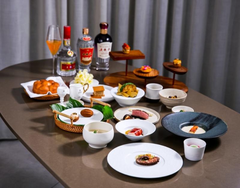 桌子上有一些食物和餐具
AI 生成的内容可能不正确。