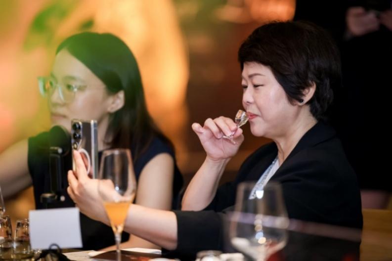 男人和女人在喝饮料
AI 生成的内容可能不正确。